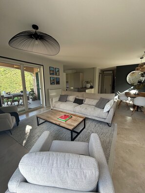TV, fireplace, foosball, stereo