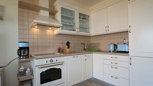 Kaffetrakter/tekoker, kjøleskap, ovn og kokeplater