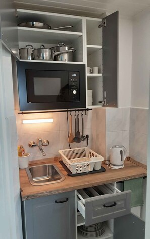 Kühlschrank, Mikrowelle, Herdplatte, Kochgeschirr/Geschirr/Besteck