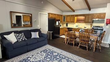 Room, 1 Bedroom, Kitchen, Lake View | Private kitchen