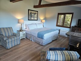 Decoración personalizada, muebles diferentes y cortinas blackout 