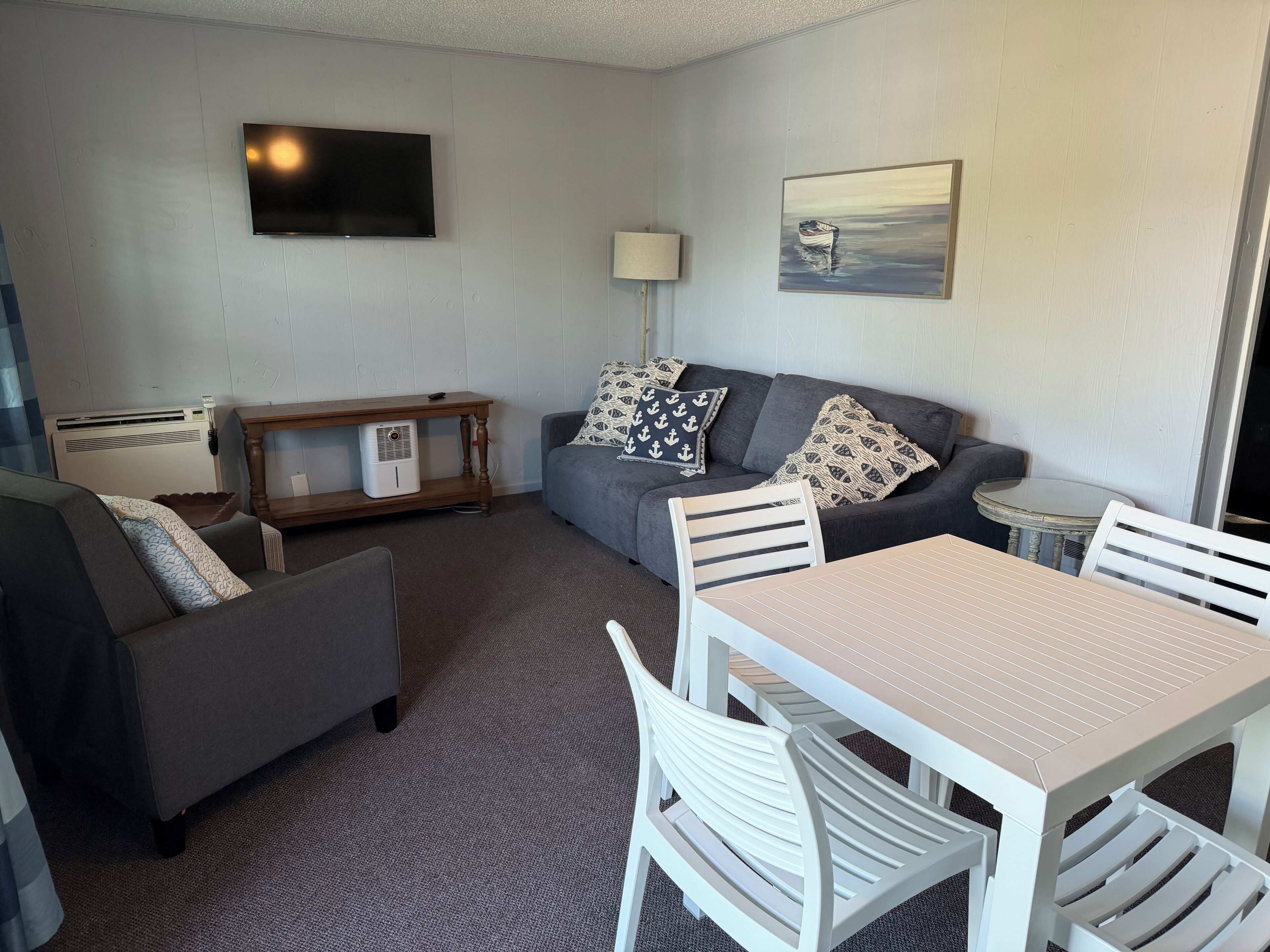 Suite estudio, 1 habitación, cocina, vistas al lago | Zona de estar | Smart TV de 40 pulgadas con canales por satélite