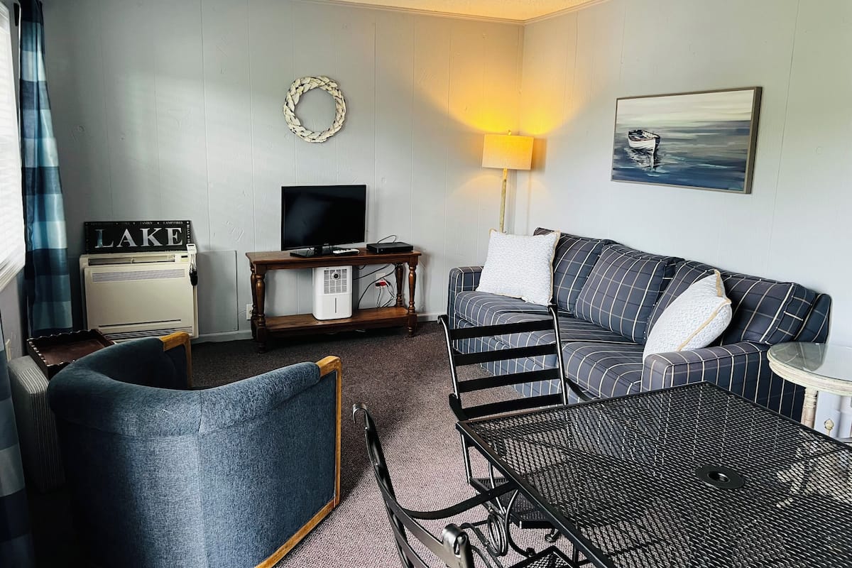Studio Suite, 1 Bedroom, Kitchen, Lake View | Living area
