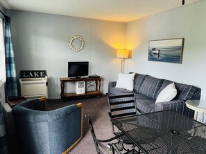 Suíte estúdio, 1 quarto, cozinha, vista para o lago | Área de estar | TV de tela plana