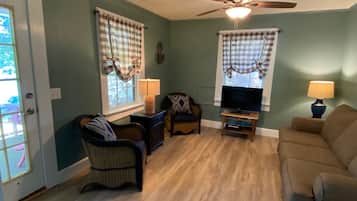 Cottage, 3 Bedrooms, Accessible, Lake View | Living room