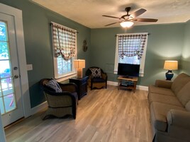 村舍, 3 间卧室, 无障碍, 湖景 | 客厅 | 平板电视