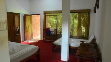 Deluxe Room, River View | Desk