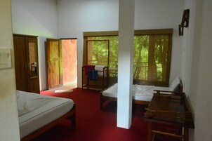 Deluxe Room, River View | Desk