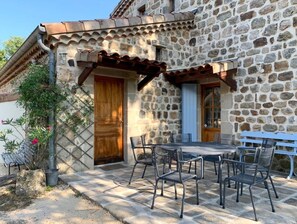 Outdoor dining - MAISON DES SOURCES JAUJAC 4**** 7CH SWIMMING POOL PARC ARBORE (Jaujac)