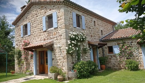 MAISON DES  SOURCES JAUJAC 4**** 7CH PISCINE  PARC ARBORE