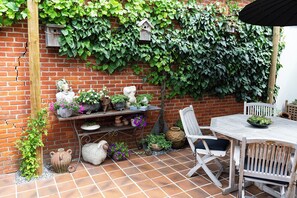 Outdoor dining - Bed 'n Blues: Sfeervolle Vakantiewoning in Halen, met Terras, Tuin en Sauna (Halen)