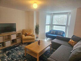 Comfort Apartment, 2 Bedrooms, Sea View | Living area
