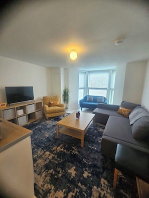 Comfort Apartment, 2 Bedrooms, Sea View | Living area