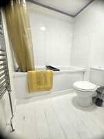 Comfort Apartment, 2 Bedrooms, Sea View | Bathroom | Towels