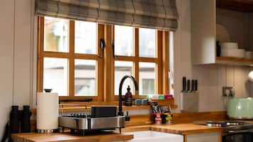 Fridge, oven, toaster, cookware/dishes/utensils