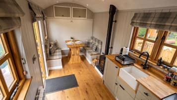 Fridge, oven, toaster, cookware/dishes/utensils