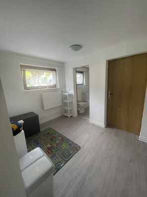 Shower, hair dryer, towels, soap - 1 Bedroom Apartment in Zierow (Zierow)