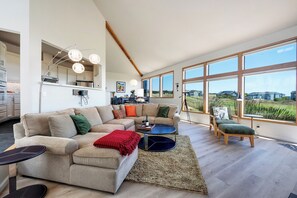 Smart-tv, een open haard en boeken