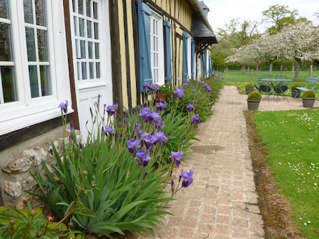 Terrace/patio. 4 Bedroom Agritourism property in Conteville