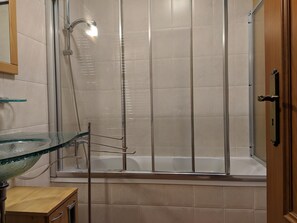 SĂšche-cheveux, bidet, serviettes fournies, papier toilette