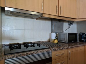 Fridge, microwave, oven, stovetop - Ericeira II - Horizonte Mar - Apartment With Pool, 150m From Beach (Ericeira)