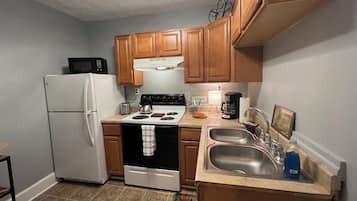 Een koelkast, een magnetron, een oven, een kookplaat