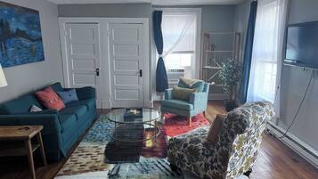 Een smart-tv en boeken