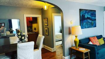 Een smart-tv en boeken