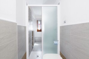 Dusche, Haartrockner, Bidet