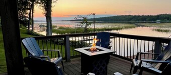 NEW Cozy Lakeside Retreat, Gorgeous Sunset Views and Firepit!