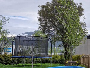 Outdoor spa tub - Northern Lights Apartment (Troms)