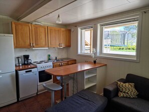 Fridge, oven, stovetop, dishwasher - Northern Lights Apartment (Troms)
