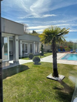 Pool - the best place for accommodation, enjoyment, peace and quiet and silence. (Ohër)