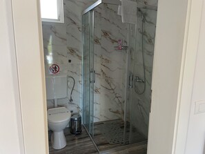 Shower, hair dryer, towels, soap - the best place for accommodation, enjoyment, peace and quiet and silence. (Ohër)