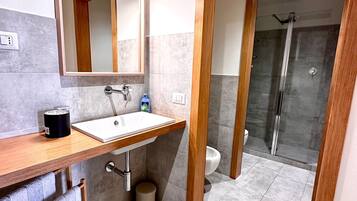 Dusche, Haartrockner, Bidet, Handtücher