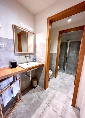 Dusche, Haartrockner, Bidet, Handtücher