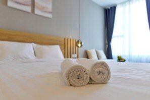 奢華公寓, 私人泳池, 河景 | 高級寢具、記憶床墊、迷你吧、客房內保險箱