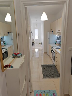 Kühlschrank, Ofen, Wasserkocher mit Kaffee-/Teezubehör, Wasserkocher