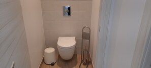 Douche, sèche-cheveux, serviettes fournies