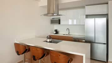 Tostadora, licuadora y utensilios de cocina