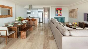 Televisión y chimenea