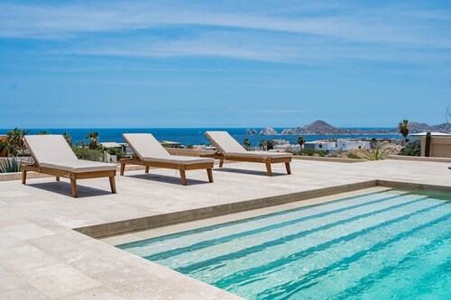 Luxurious Oceanview Condo in the Heart of Cabo San Lucas