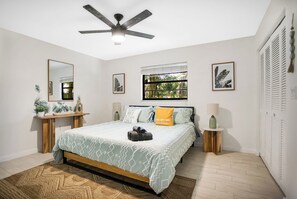 4 bedrooms, iron/ironing board, WiFi, bed sheets - Welcome to our gorgeous remodelled home! Near Anna Maria and Bradenton beach. (Bradenton)