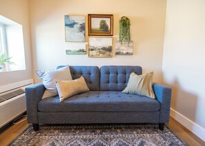 华丽公寓式客房 | 起居区 | 55-英寸智能电视（配备数码频道）、Hulu、流媒体服务