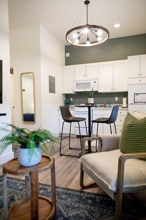 Deluxe Condo | Private kitchen | Fridge, microwave, oven, stovetop - Gard Public House Inn & Restaurant (Royal City)