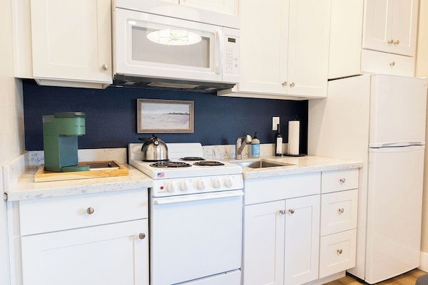 Apartamento Deluxe | Cocina privada | Frigorífico, microondas, horno y placa de cocina