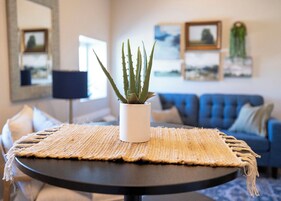 Condo luxo | Área de estar | Smart TV 55 polegadas com canais digitais, Hulu, serviços de streaming