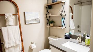 Deluxe Condo | Bathroom | Combined shower/tub, hair dryer, towels, soap