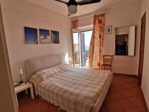 1 chambre, fer et planche à repasser, lit de bébé portatif