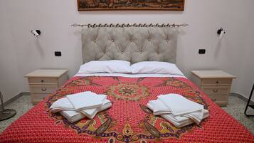 2 bedrooms, desk, WiFi, bed sheets